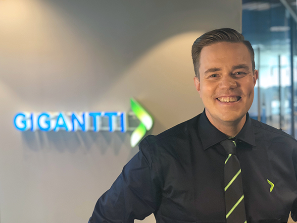 Gigantin markkinointijohtaja Sami Särkelä kertoo artikkelissaan, kuinka Gigantti pyrkii kaventamaan teknologista ja digitaalista eriarvoistumista. Gigantin markkinointijohtaja Sami Särkelä kertoo artikkelissaan, kuinka Gigantti pyrkii kaventamaan teknologista ja digitaalista eriarvoistumista.