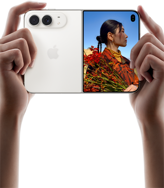 Tähdenkajon väristä Phone Duoa pidellään vaakasuunnassa kahdella kädellä avattuna, vasemmalla 48 Mpix Dual Fusion ‑takakamerat, oikealla puolella ulkopuolen näytöllä henkilö, jonka kuvaa otetaan, kuvattava voi nähdä itsensä kuvaa otettaessa Duo Preview ‑ominaisuuden avulla