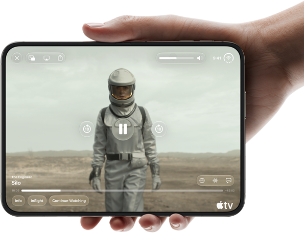 iPhone Duo, jota pidellään yhdellä kädellä, avattuna vaakasuunnassa, täysin auki, sisäisellä näytöllä näkyy Apple TV ‑sarja ”Siilo”