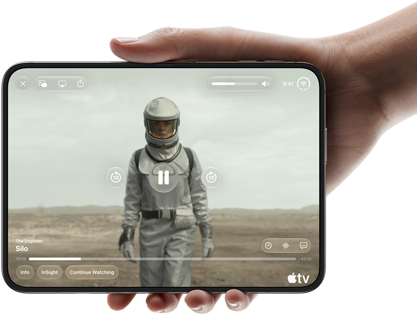 iPhone Duo, jota pidellään yhdellä kädellä, avattuna vaakasuunnassa, täysin auki, sisäisellä näytöllä näkyy Apple TV ‑sarja ”Siilo”