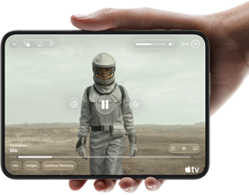 iPhone Duo, jota pidellään yhdellä kädellä, avattuna vaakasuunnassa, täysin auki, sisäisellä näytöllä näkyy Apple TV ‑sarja ”Siilo”
