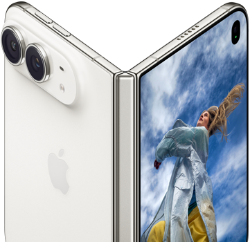 iPhone Duo, puoliavoinna kuin kirja, keskellä saranamekanismi, vasemmalla puolella Apple-logo ja kahden kameran linssit, oikealla ulkopuolen näyttö, jossa kuva vaaleatukkaisesta henkilöstä