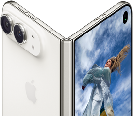 iPhone Duo, puoliavoinna kuin kirja, keskellä saranamekanismi, vasemmalla puolella Apple-logo ja kahden kameran linssit, oikealla ulkopuolen näyttö, jossa kuva vaaleatukkaisesta henkilöstä
