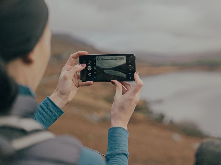 https://www.gigantti.fi/resource/responsive-image/5394280/hero-medium/mobile/4/750/562/cat-s75-5g-smartphone-in-the-hands-of-a-woman-taking-a-photo-of-the-mountain-landscape.jpg