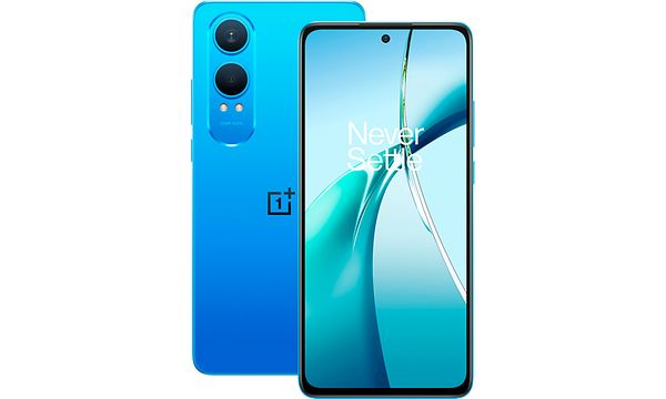 Kirkkaan turkoosin värinen OnePlus Nord CE4 Lite kuvattuna siten, että voidaan nähdä sen etu- ja takakansi